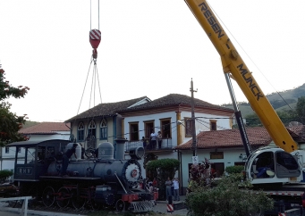 Resen-munck remove Locomotiva Histórica da cidade de Concervatoria - RJ